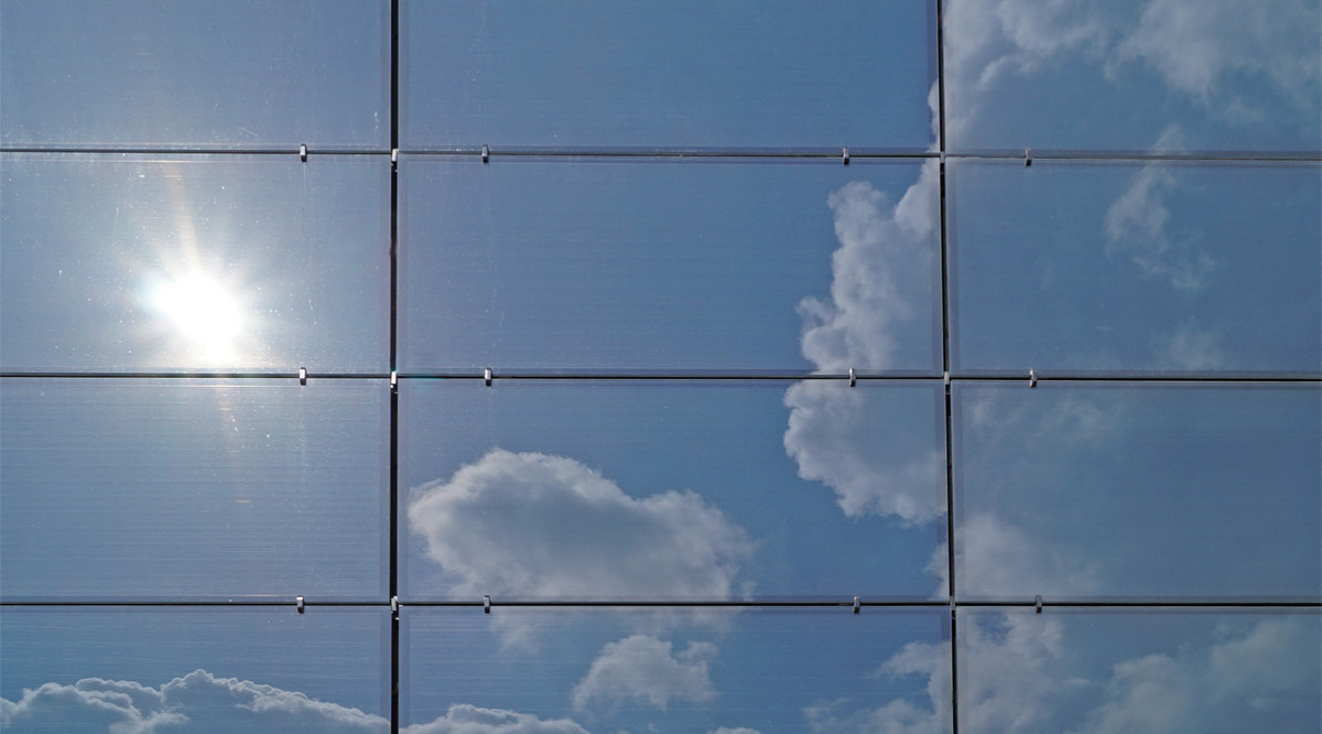Detailansicht einer Photovoltaikfassade